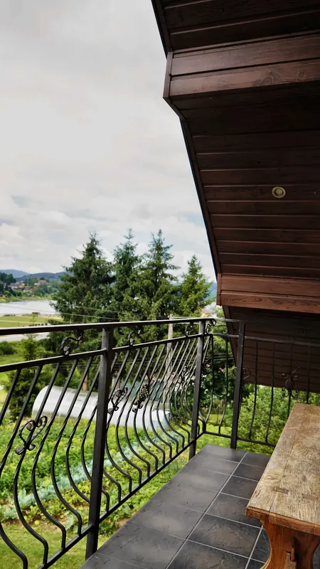 Balkon apartamentu z widokiem na zieleń