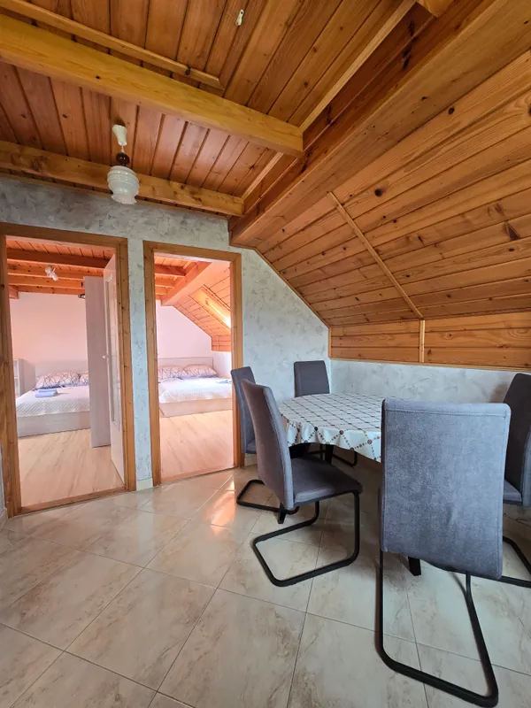 Stół w jadalni i wyjście na balkon