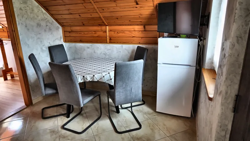 Jadalnia z lodówką i telewizorem
