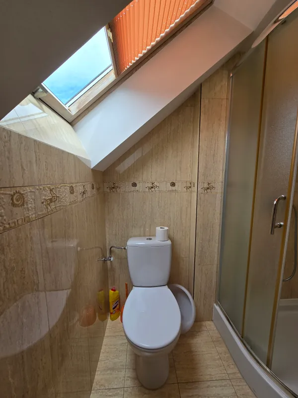 WC w łazience apartamentu