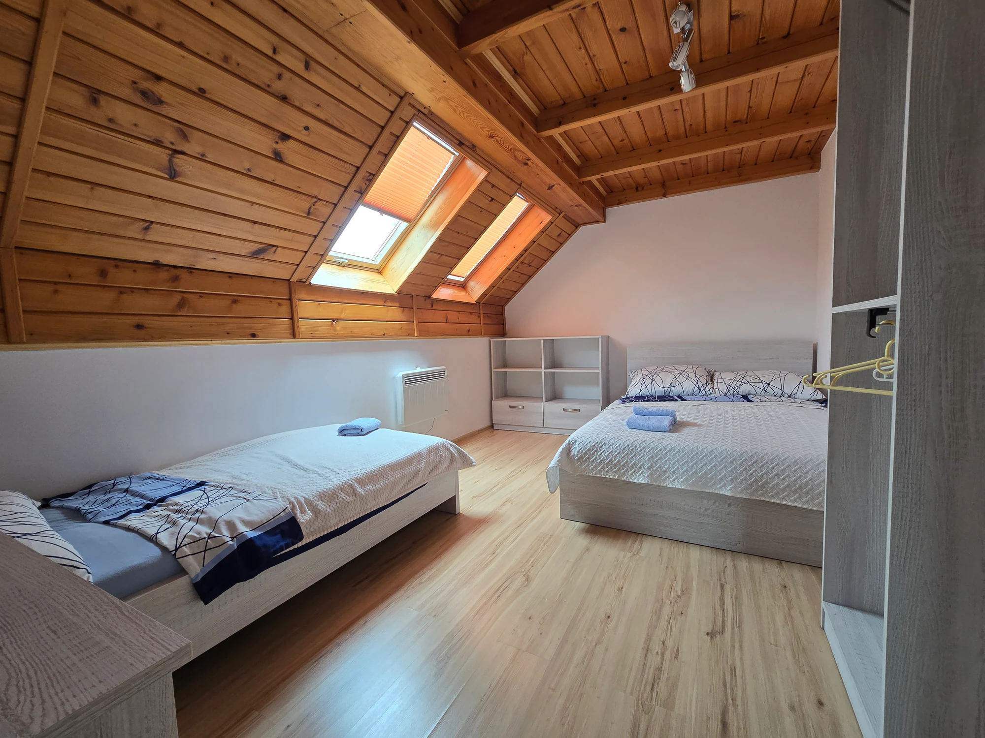 Sypialnia trzyosobowa w apartamencie na piętrze