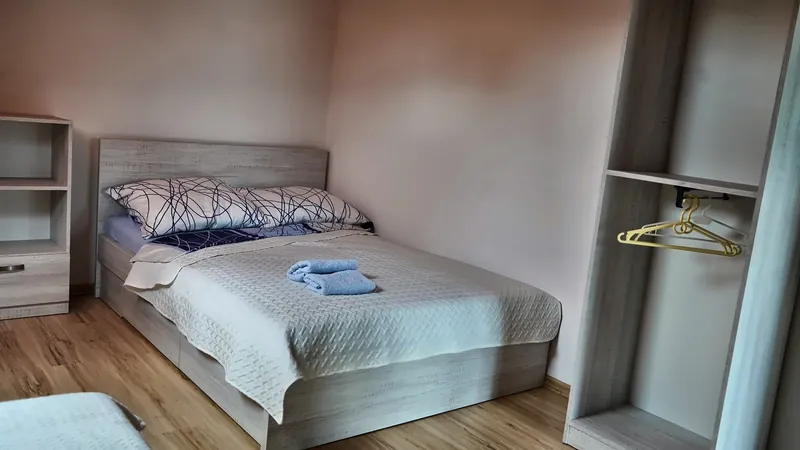 Sypialnia trzyosobowa z półkami i wieszakami