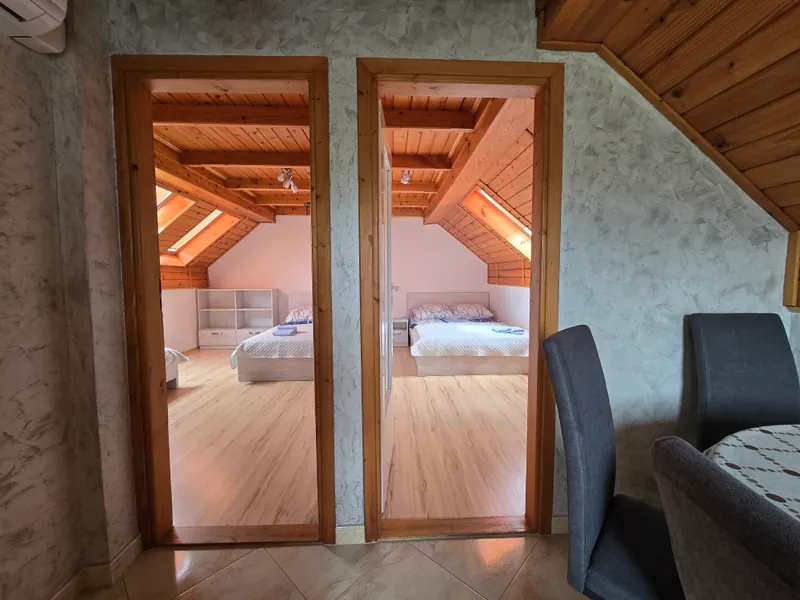 Wejścia do dwóch sypialni apartamentu
