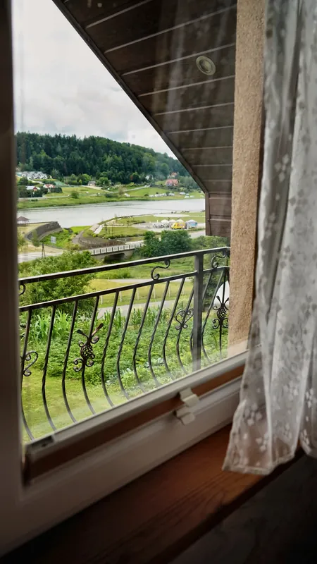 Widok z okna apartamentu na dolinę
