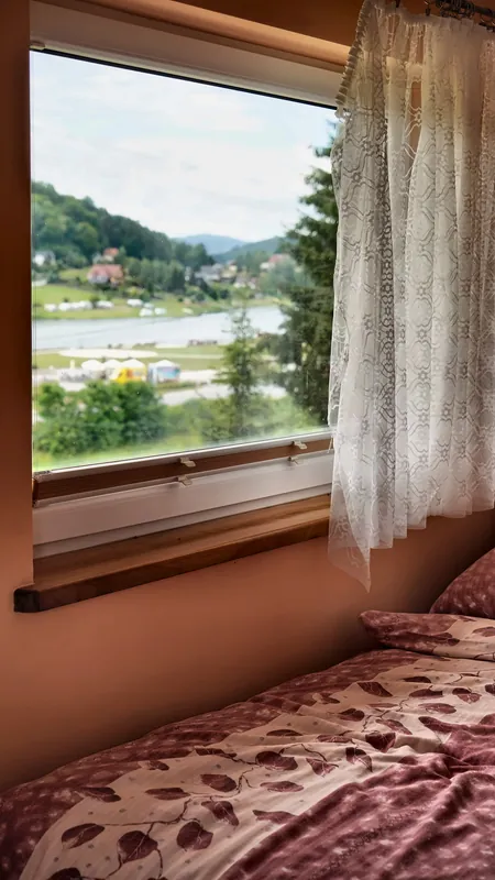 Okno pokoju na parterze z widokiem na okolicę