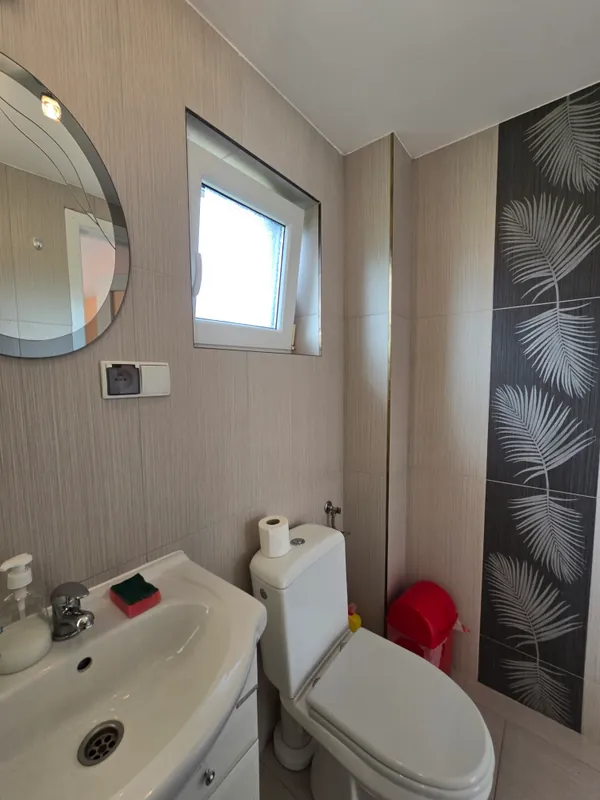 Umywalka i WC w łazience na parterze
